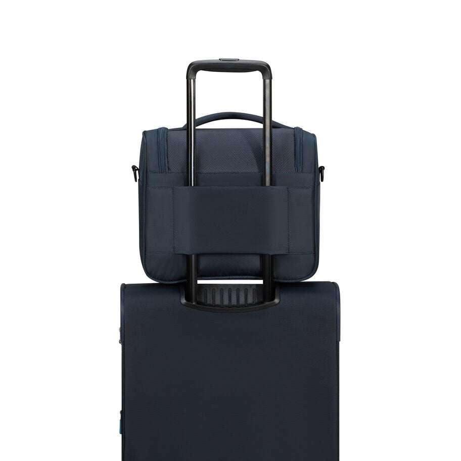 American Tourister SummerRide Trousse de toilette grand in the color Marine. image number 7